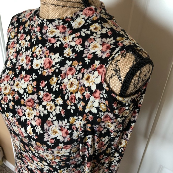 Cold shoulder floral top - Picture 2 of 4